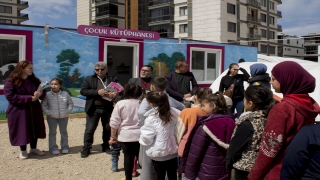 Sosyal medyada kampanya başlatan şair, afetzede çocukları kitapla buluşturdu