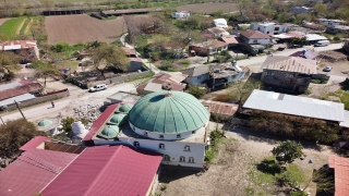 Osmaniye’de ağır hasar alan minaredeki leylek yuvası cami kubbesine taşındı
