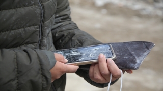Günlerdir nöbet tuttuğu enkazda annesiyle son görüntülerinin yer aldığı telefonunu buldu