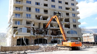 Kahramanmaraş’ta bina yıkım ve enkaz kaldırma çalışmaları 10 mahallede sürüyor