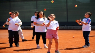Mersin’deki depremzede çocuklar günlerini tenis kursunda geçiriyor