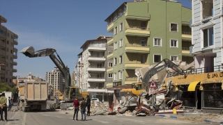 İskenderun’da ağır hasarlı binaların yıkımı ve enkaz kaldırma çalışmaları sürüyor