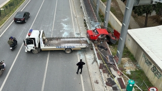 Alanya’da otomobilin üst geçide çarptığı kazada 2 kişi yaralandı