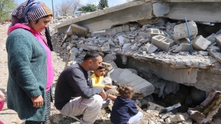 Yıkılan evlerinin enkazından çıkarılan aile yaşadıklarını unutmaya çalışıyor