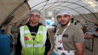 Gönüllü taraftarlar kendi acılarına rağmen depremzedeler için mutfakta
