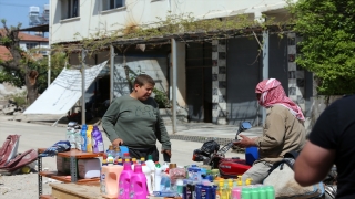 Hatay’da marketleriyle evleri yıkılan anne ve oğlu tezgahta satış yapıyor