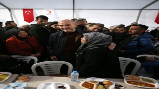 Bakan Soylu, Pazarcık’ta depremzedelerle iftar yaptı
