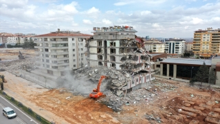 Gaziantep’te riskli binaların kontrollü yıkımı sürüyor