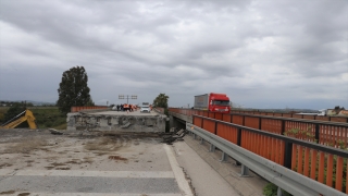 AdanaMersin kara yolunda hasar gören üst geçit onarılıyor