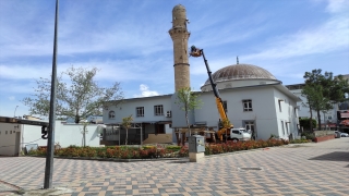 Hatay’da depremde hasar gören minare kontrollü yıkıldı