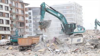 Depremin etkilediği Hatay’da hafriyat kamyonlarının yoğunluğu havadan görüntülendi