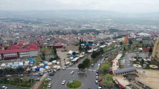 Çadır kentlerin yakınına kurulan geçici pazarlar halka kolaylık sağlıyor