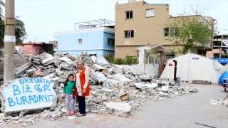 Hataylı kadın ”Yıkılsak da biz buradayız” yazdıkları hasarlı evinin önünden ayrılmıyor
