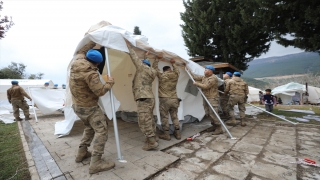 Komandolar deprem bölgesinde yaraları sarıyor