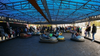 Taraftar grubu UltrAslan, Kahramanmaraş’ta lunaparkı faaliyete geçirip çocukları güldürdü