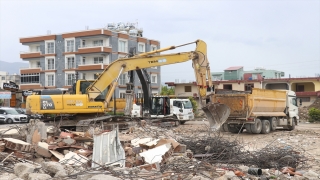 Hatay’da bina yıkım ve enkaz kaldırma çalışmaları 61 mahallede yapılıyor