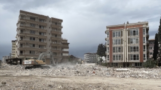 Hatay’da bina yıkım ve enkaz kaldırma çalışmaları sürüyor