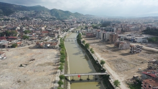 Hatay’da depremin ardından yıkılan yapıların enkazı kaldırılıyor