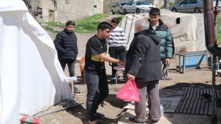 Depremde oğlunu kaybeden müezzin, afetzede ailelerin yardımına koşuyor