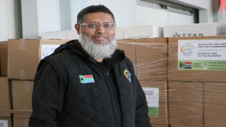 Güney Afrikalı yardım kuruluşu Hatay’da depremzedelere erzak dağıtıyor