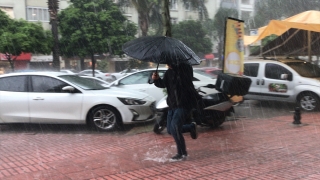 Adana’da sağanak ve dolu etkili oldu