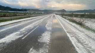 Antalya’nın Serik ilçesinde dolu etkili oldu