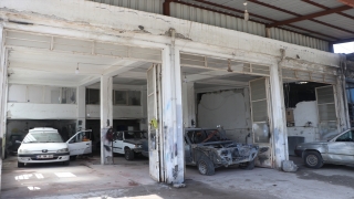 Kahramanmaraş’ta depremde hasar gören araçları afetzede ustalar onarıyor