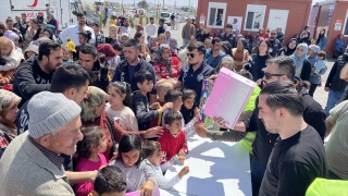 Hatay’da depremzede çocuklar oyuncakla sevindi