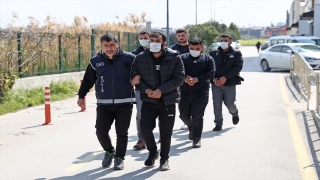 Adana’da minibüste 23 düzensiz göçmen yakalandı