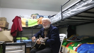 Konteyner kentin ”Gitarist dedesi” depremzedelere müziğiyle moral oluyor