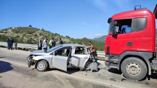 Adana’da otomobil ile kamyonun çarpışması sonucu 1 kişi yaralandı