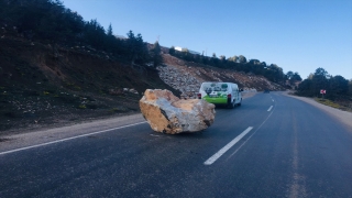 Mersin’de yola düşen kaya parçası kaldırıldı