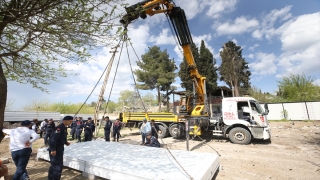 Kahramanmaraş’ta 52 evin yıkıldığı mahallede katlanabilir konteyner kurulumu başladı