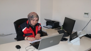 Hataylı şehit eşi, idari izinli olmasına rağmen depremzedelere gönüllü hizmet veriyor