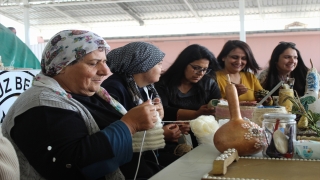 Depremzede kadınlar atık malzemeleri yeni ürünlere dönüştürüyor