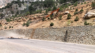Adana’da heyelana neden olan kaya parçaları kontrollü düşürülüyor
