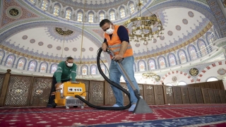Mersin’de ibadethane ve mezarlıklarda temizlik çalışması yapıldı