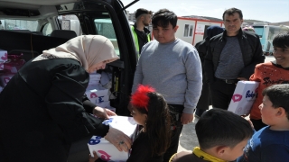 Afşin’de konteyner kentte yaşayan çocuklara bayram hediyesi dağıtıldı