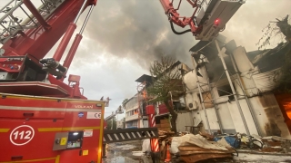 Mersin’de mobilya fabrikasında çıkan yangına müdahale ediliyor