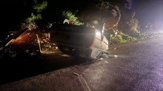 Adana’da refüje çarpıp devrilen otomobildeki 3’ü çocuk 4 kişi yaralandı