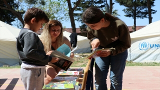 Hatay’a Van’dan gönüllü gelen Nazlı öğretmen depremzedeleri bırakamadı