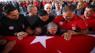 Mersin’de mobilya fabrikasındaki yangında ölen itfaiye erinin cenazesi defnedildi