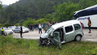 Mersin’de yolcu otobüsüyle çarpışan hafif ticari araçtaki 4 kişi yaralandı