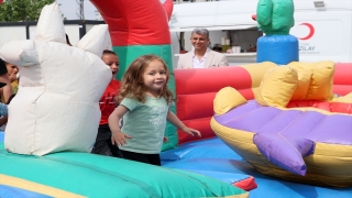 Depremzede çocuklar çadır kente kurulan şişme oyun parkında eğlendi