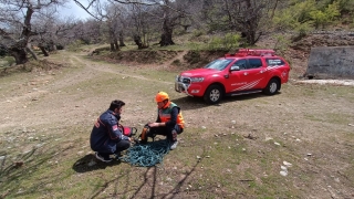 Isparta’da kayalıklarda mahsur kalan kişi kurtarıldı