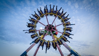 Depremzedeler bayramda açılan lunaparkta yaşadıklarını unutmaya çalışıyor