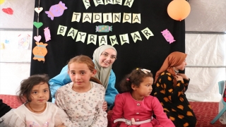 Fransa’dan gelen TDV gönüllüsü genç, depremzede çocuklara oyunlarla moral oluyor