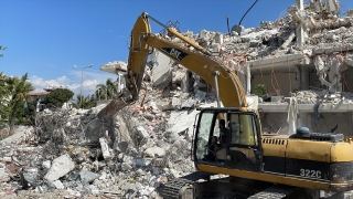Hatay’da bina yıkım ve enkaz kaldırma çalışmaları devam ediyor