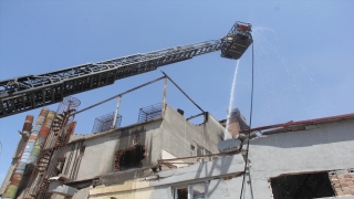 Hatay’da 3 katlı boya atölyesinde çıkan yangın söndürüldü