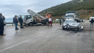 Isparta’da kamyonetle otomobil çarpıştı, 4 kişi yaralandı